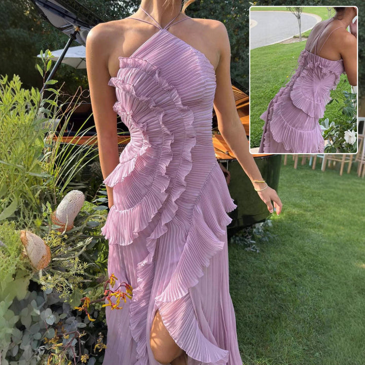 Elegant plissert maxikjole for kvinner med halterneck og volanger, ideell sommerkjole for fest og stil.