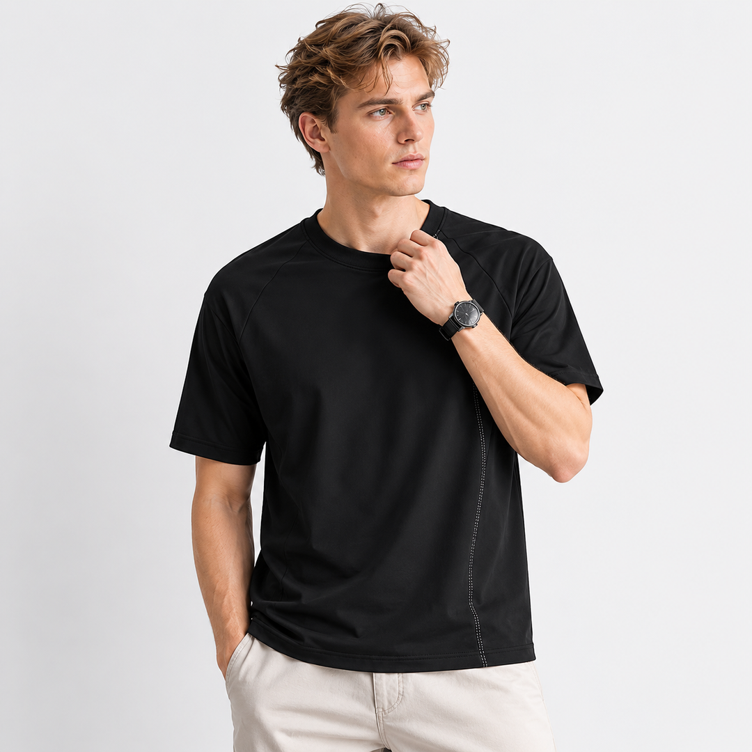 Ensfarget herre t-skjorte med løs passform. Tungvekt for komfortabel stil i hverdagen og streetwear.
