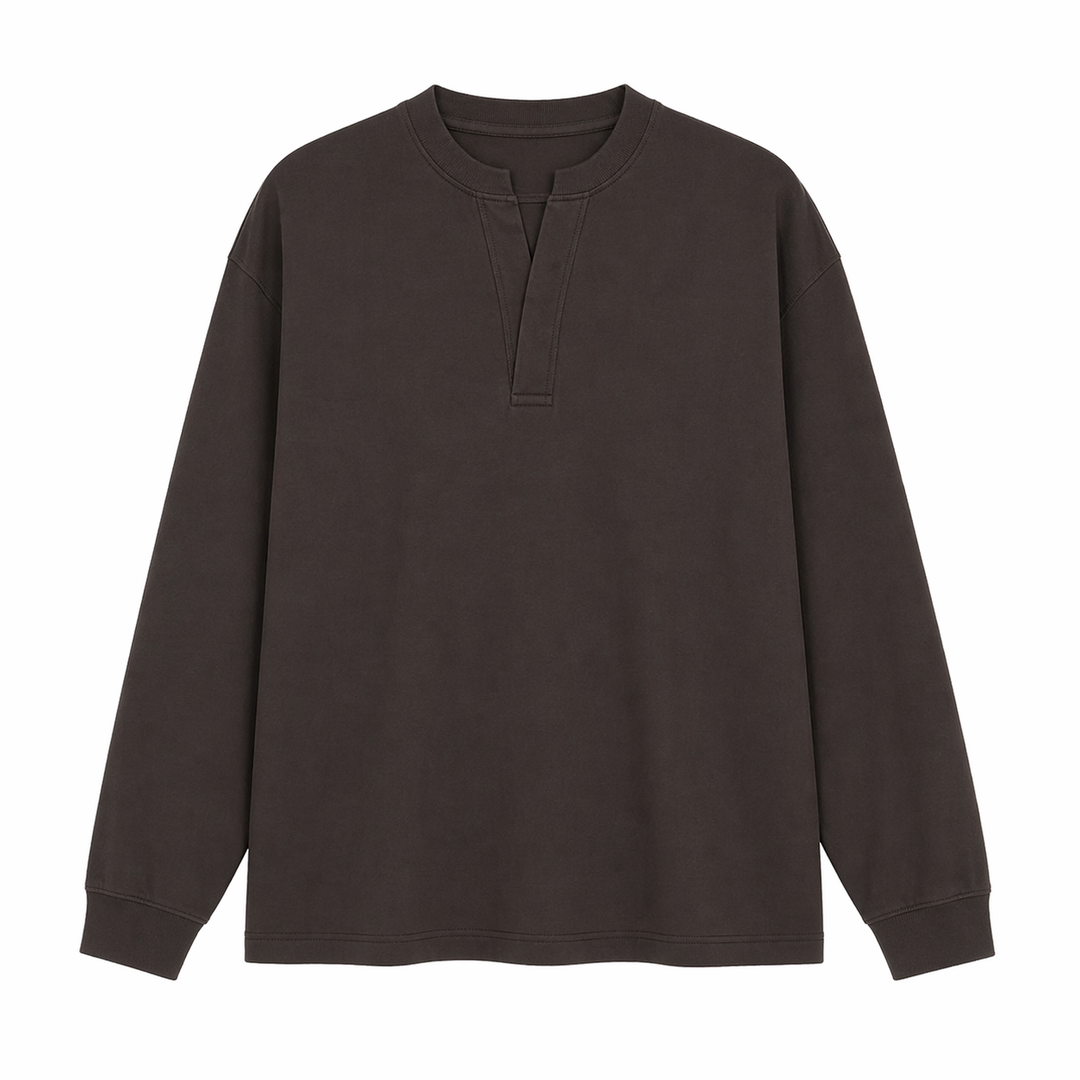 Komfortabel, langermet Henley t-skjorte for menn. Ideell casual hverdagsskjorte med minimalistisk design.