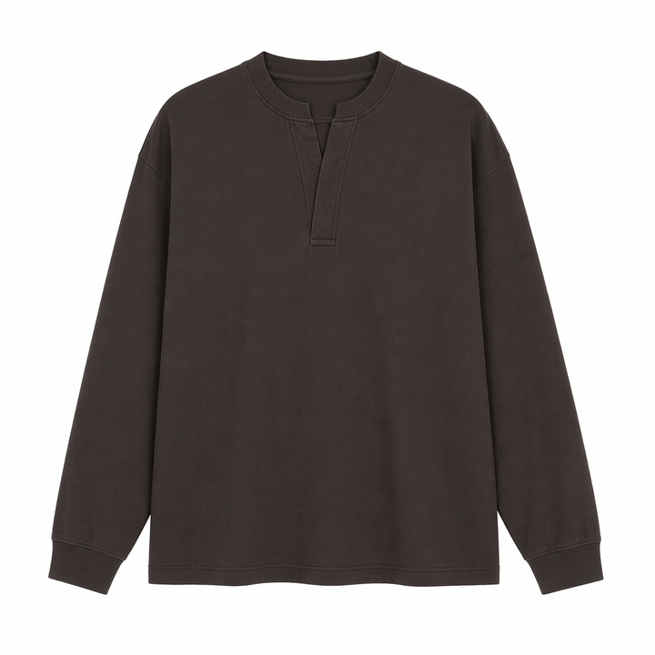 Komfortabel, langermet Henley t-skjorte for menn. Ideell casual hverdagsskjorte med minimalistisk design.