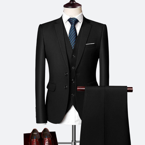Detaljbilde av menns 3-delt dress. Viser slim fit jakke, vest og bukse.