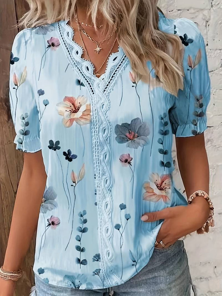 Allsidig damebluse med elegant V-hals og luftig løs passform, perfekt som vår- og sommerbluse.