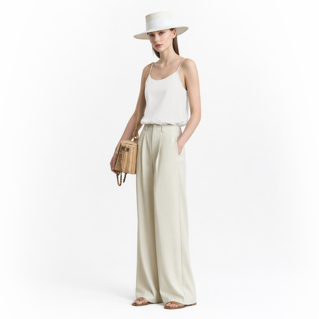 Sommerlig og elegant camisoletopp for dame, med U-hals og tynne spagettistropper.