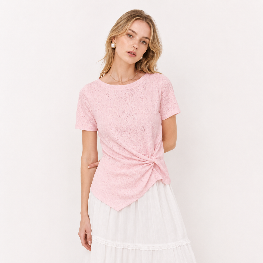 Elegant beige off-shoulder sommertopp for dame, med stilige twist-detaljer. Perfekt for casual chic eller fest.