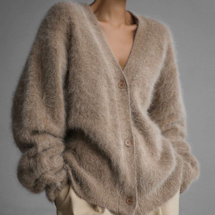 Pent foldet elegant cardigan for kvinner. Luksuriøs og komfortabel strikk, en tidløs overdel for klassisk mote.