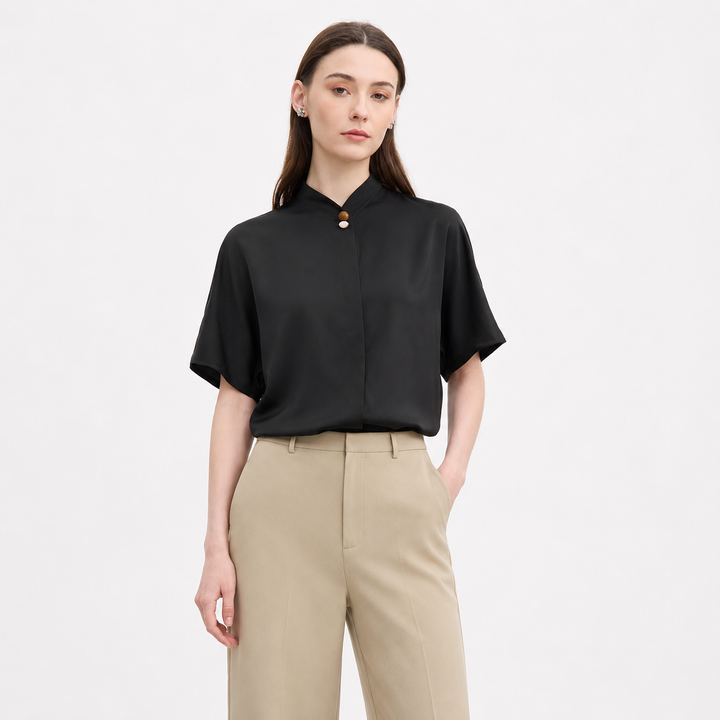 Elegant damebluse med ståkrage og løs passform. Komfortabel sommertopp for hverdag og kontor i lys grønn.