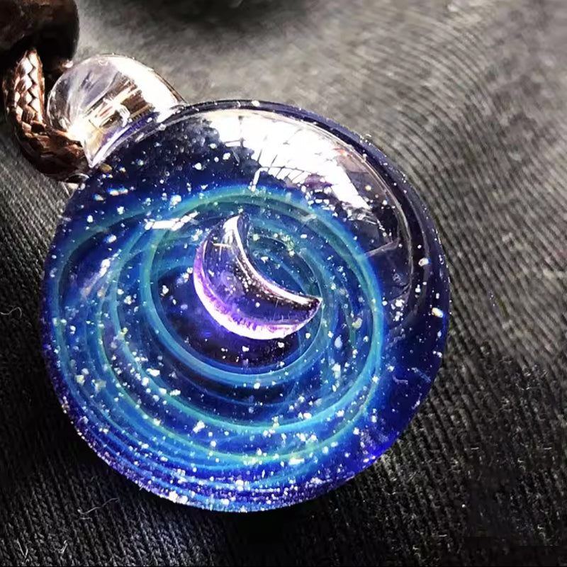 Personlig unisex smykke: Glitrende glassperle halskjede med kosmisk stjernetegn.