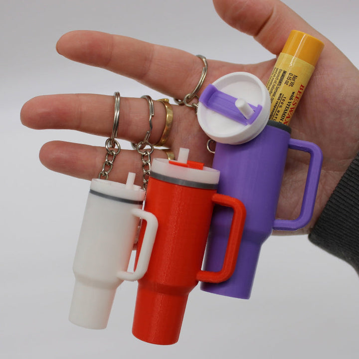 Kreativ gaveidé: Silikon nøkkelring som minikopp med holder for leppepomade. Unik og nyttig.