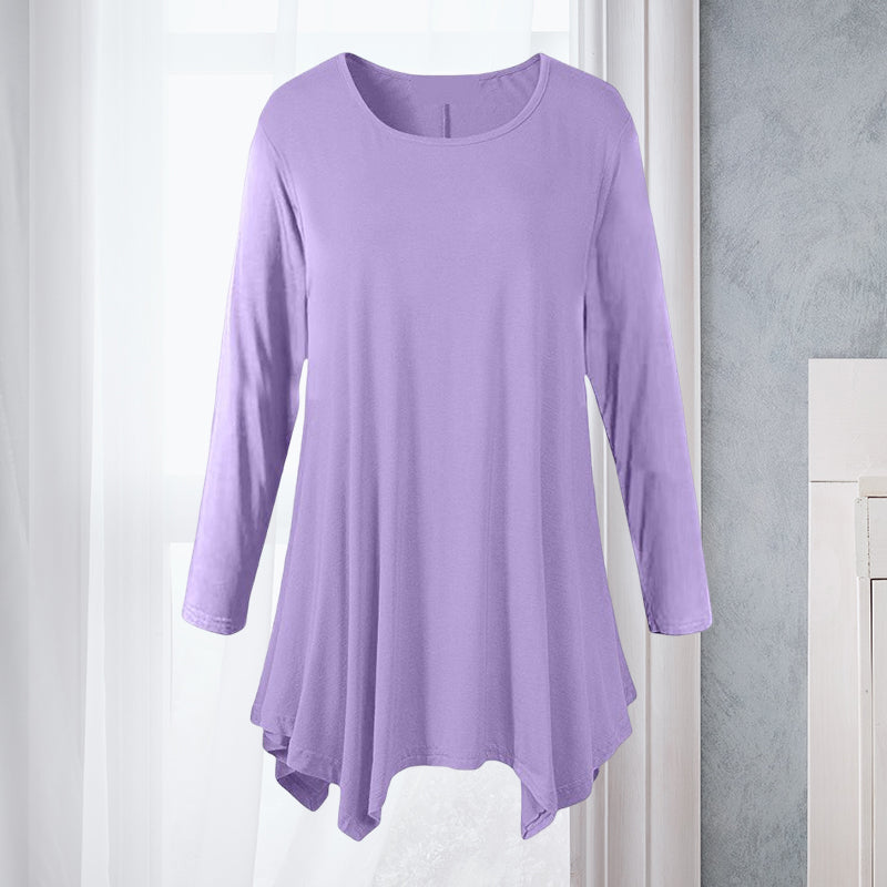 Uformell ensfarget damebluse med rund hals og lange ermer. Løs passform, enkel å style for enhver anledning.