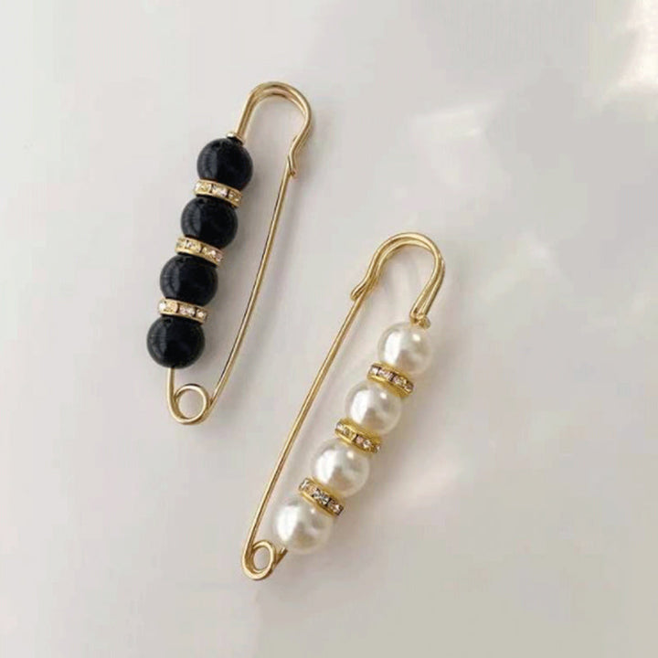 Nærbilde av elegant brosje for kvinner med detaljerte rhinestones og delikate perler.