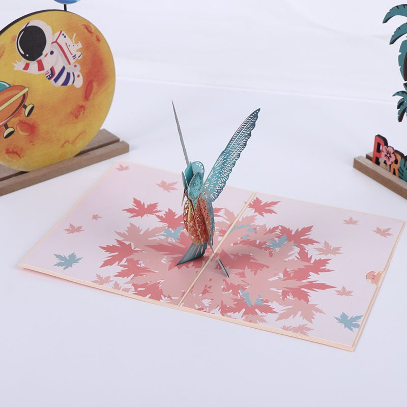 Unikt pop-up kort med nydelig blomsterhilsen, kolibri og liljer. Ideelt for morsdag.