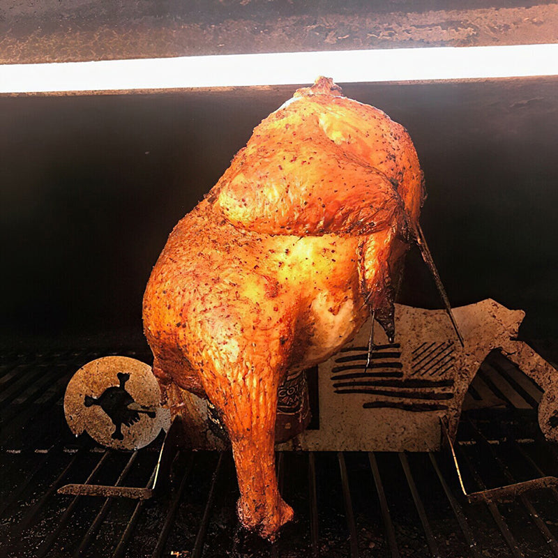 Perfekt gaveide: Morsom og praktisk kyllingholder i stål for kjøkken og utegrill.