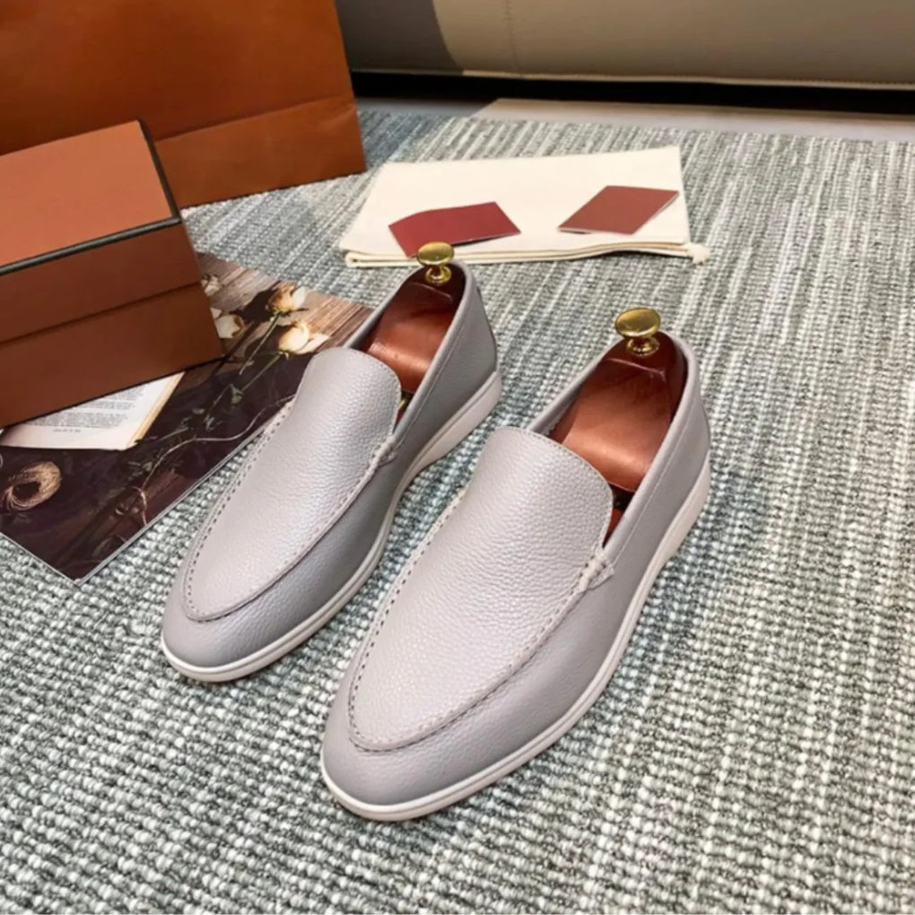Detaljbilde av komfortable unisex loafers med solid såle og elegant søm. Klassisk fottøy for enhver anledning.