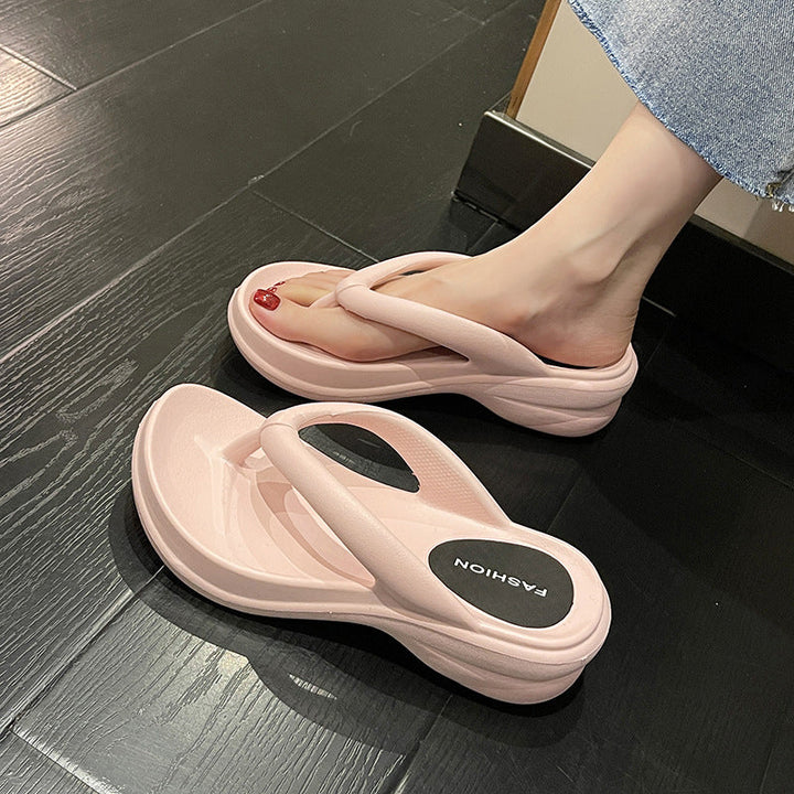 Detaljert bilde av kvinner's flip-flops' tykke, dempende og sklisikre såle for optimal komfort.