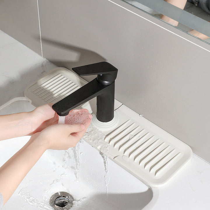 Stor silikon dreneringsmatte som gir god plass til tørking av diverse kjøkkenutstyr.