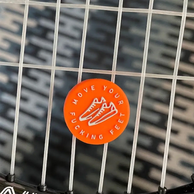 Fargerik tennisdemper som motiverer og reduserer vibrasjon i tennisracketen for bedre spill.