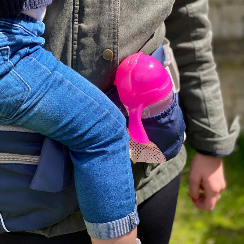 Rød ergonomisk babybærer for foreldre, med fokus på ryggstøtte og babyens komfort.