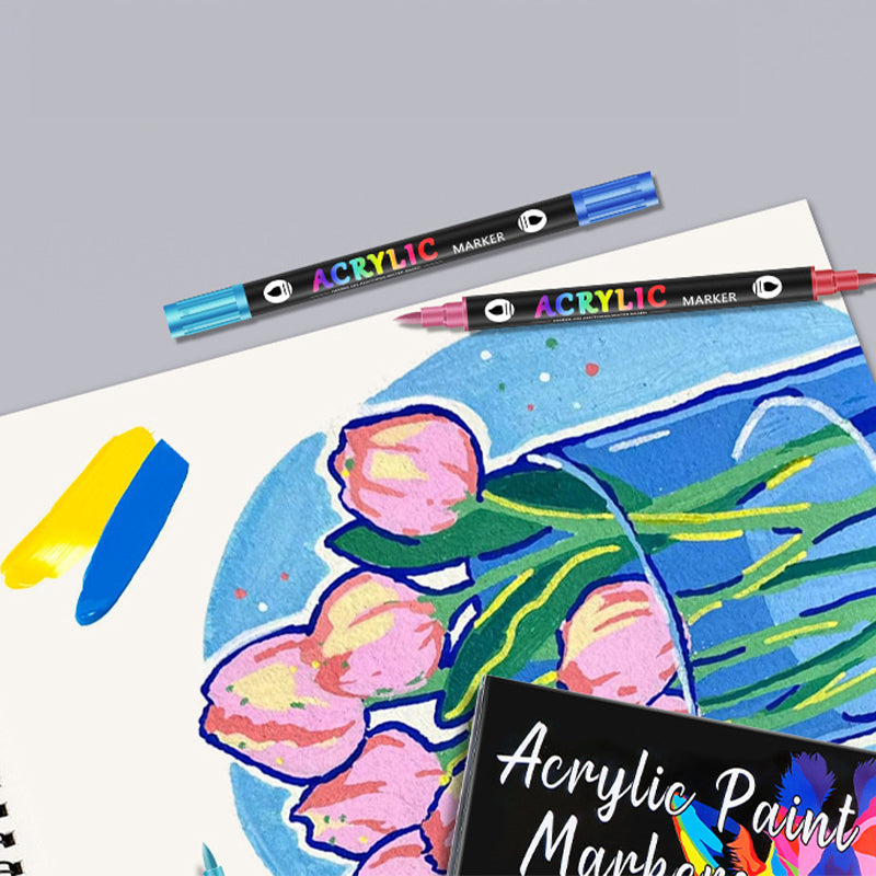 Nærbilde av akrylmaling pennens spiss, klar for presisjonsarbeid i kunst og design.