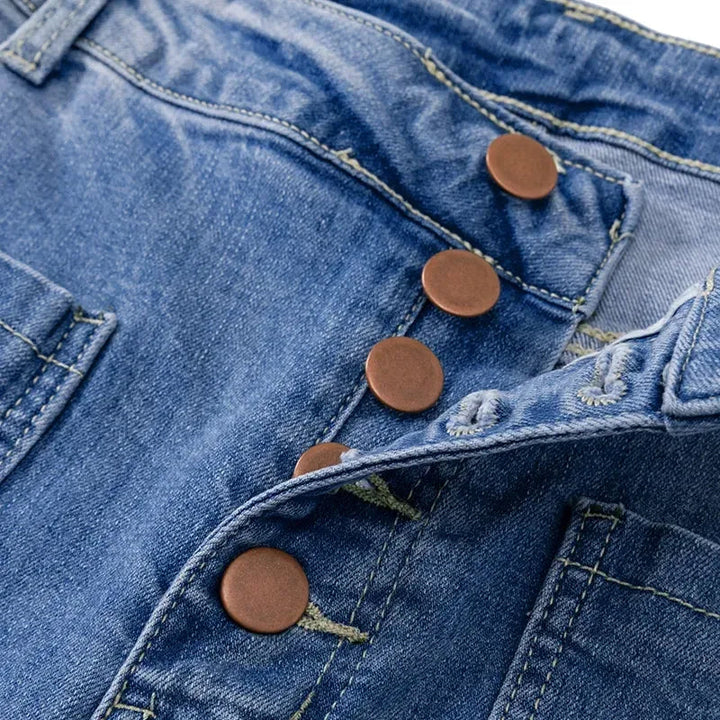 Blå denim bukse, flare modell, ideell for fritid og hverdagsbruk.