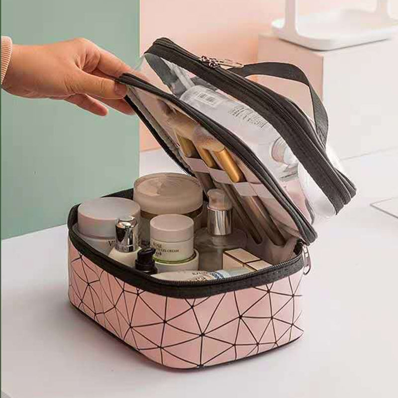 Dame makeupveske med synlig sminke i to lag, ideell for skjønnhetsorganisering hjemme eller på reise.