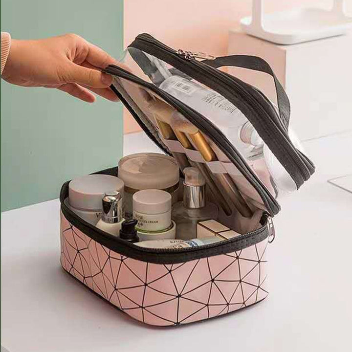Dame makeupveske med synlig sminke i to lag, ideell for skjønnhetsorganisering hjemme eller på reise.