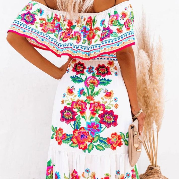 Elegant sommerkjole: kvinners off-shoulder maxikjole med trykt mønster, ideell for varme dager.