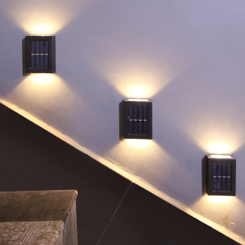 Utendørs LED vegglampe. Solcellelampe til hagebelysning. Skaper stemning i gårdsplassen. Vanntett og energieffektiv.