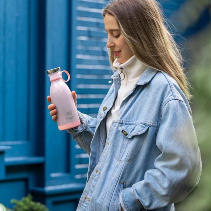 Kraftig mini blender som lager iskalde smoothies. Perfekt for varme dager og forfriskende juicer.