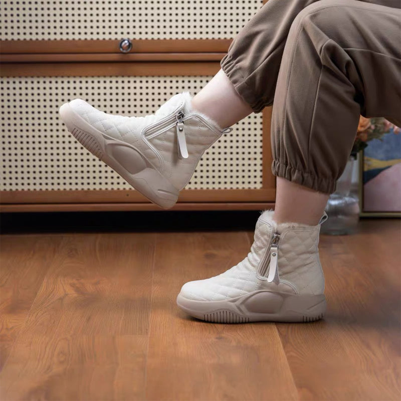 Sideprofil av beige damesko: Varmt fôr, sklisikker såle og komfortable vinterstøvler.