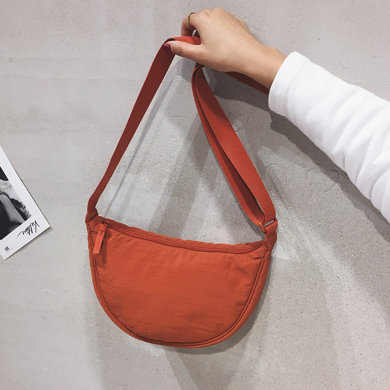 Svart unisex halvmåne crossbody-veske, allsidig og funksjonell for alle kjønn og anledninger.