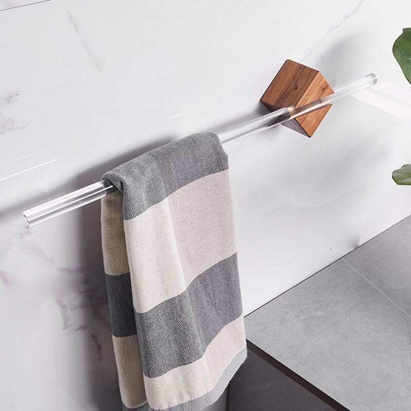 Elegant håndkleholder av valnøtt og akryl på et moderne bad, plassbesparende design.
