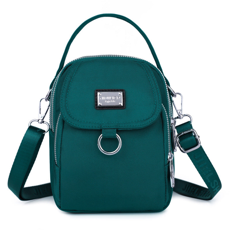 Funksjonell shoppingveske: vanntett crossbody i nylon for kvinner, med god plass.