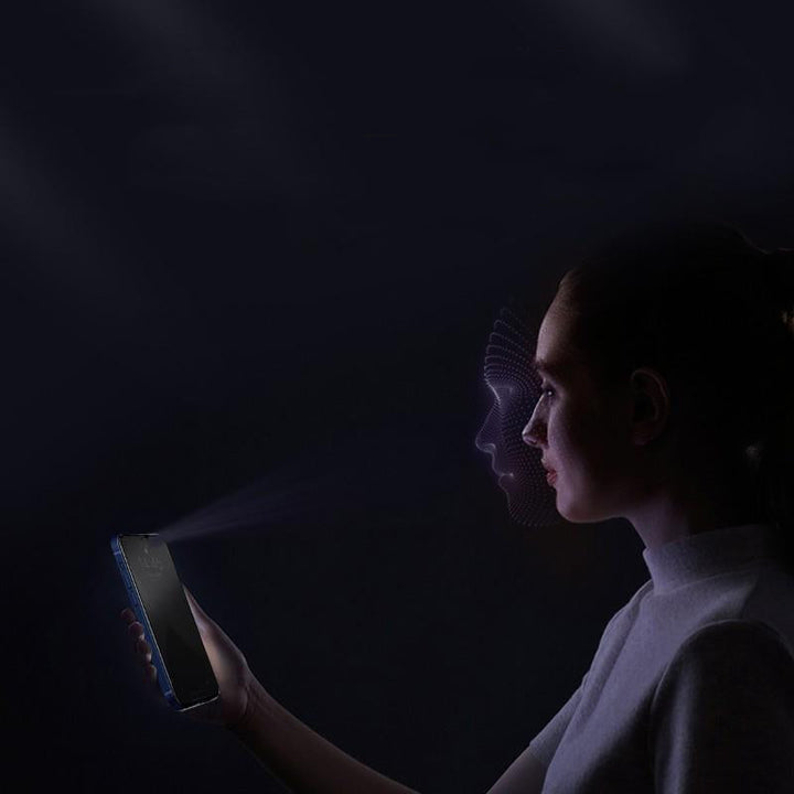 iPhone beskyttet med herdet glass skjermbeskytter, motstår støt og sikrer personvern.
