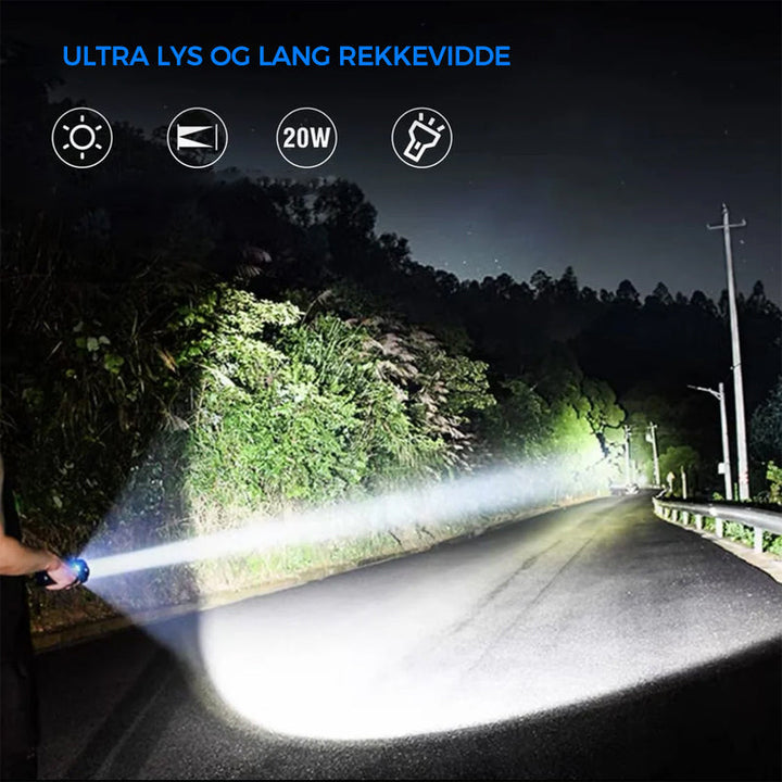 Klar til bruk: Oppladbar, vanntett taktisk lommelykt, 2400 lumen, på bord. Perfekt for beredskap.