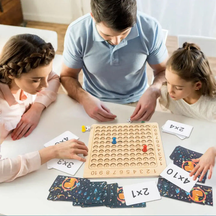 Morsomt multiplikasjons brettspill i tre for barn, styrker matematikk og tallforståelse gjennom lek.