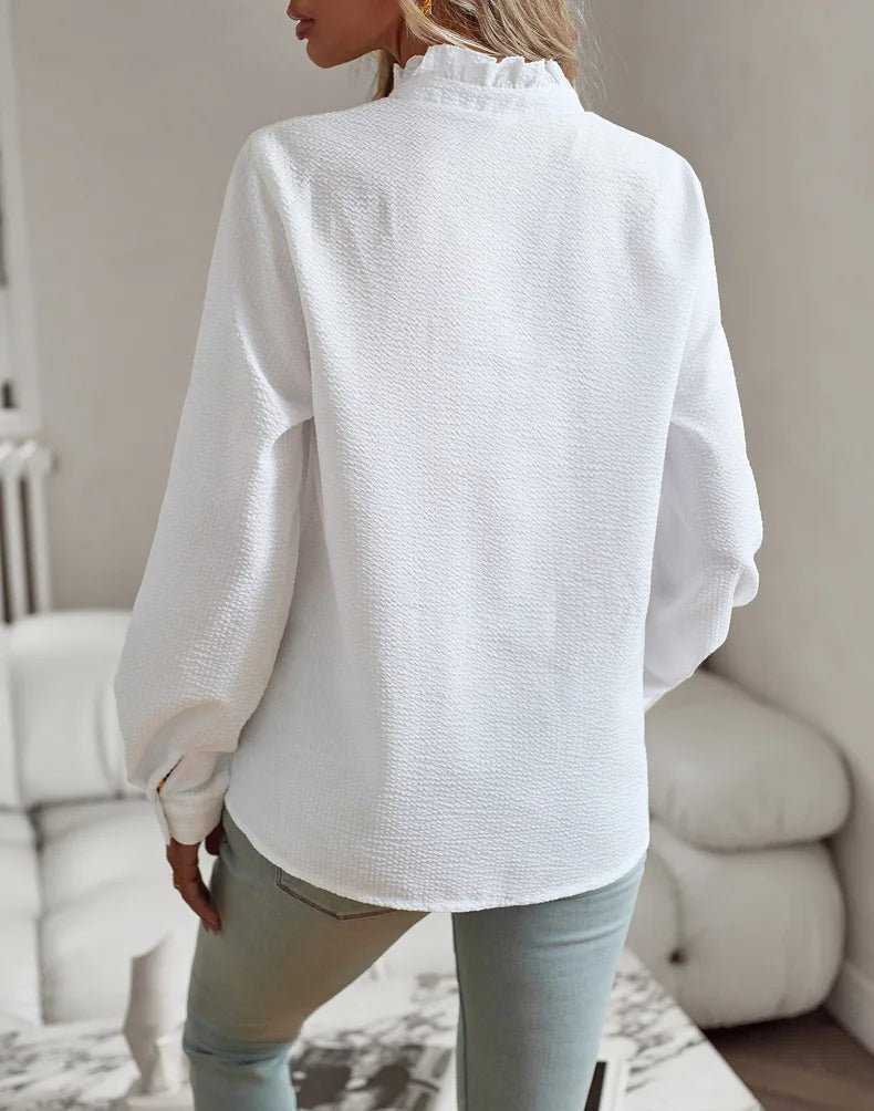 Elegant hvit Della topp, klassisk kvinnebluse med allsidig passform.