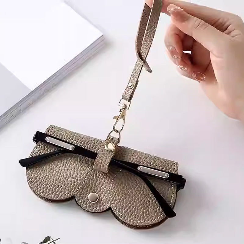 Strømlinjeformet sort PU-skinn brilleveske, elegant og minimalistisk. Holder briller trygge.