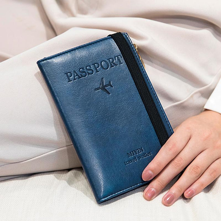 Baksiden av en mørkegrå unisex passlommebok i skinn, med diskret logo. RFID-sikker.