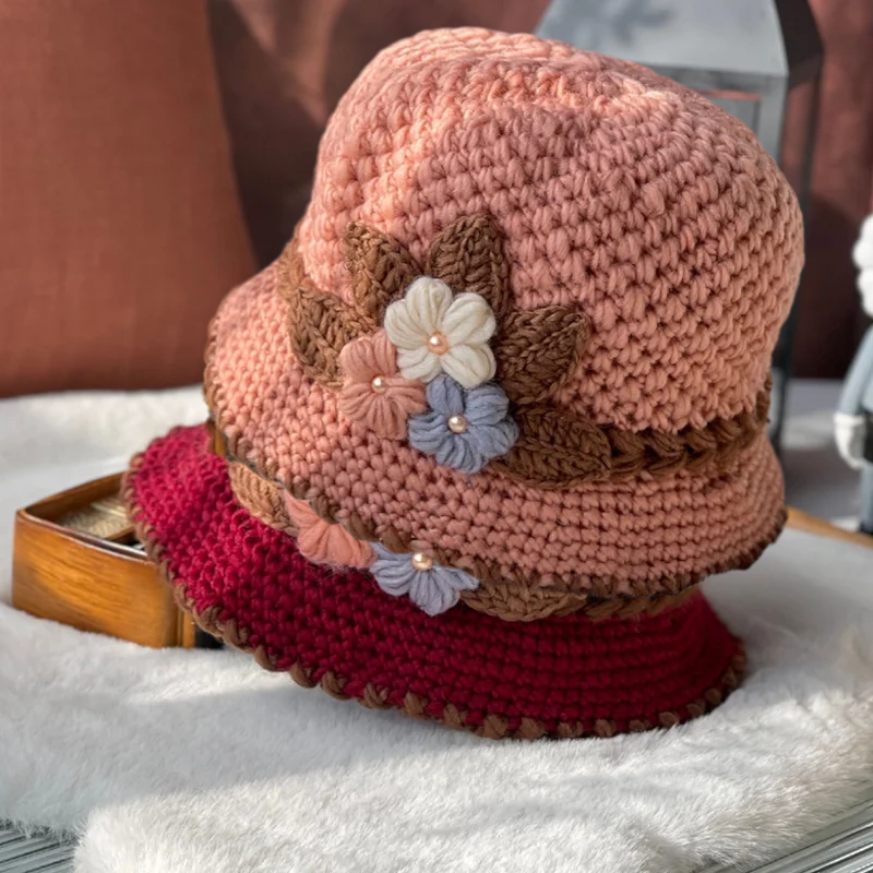 Detaljert blomster på en tykk, varm ullhatt. Fransk strikket lue, et elegant vintertilbehør.
