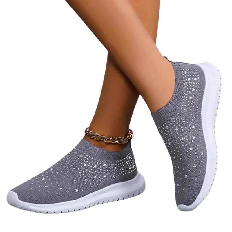 Nærbilde av damejoggesko. Viser pustende stoff, glitrende krystaller og slip-on komfort for kvinner.