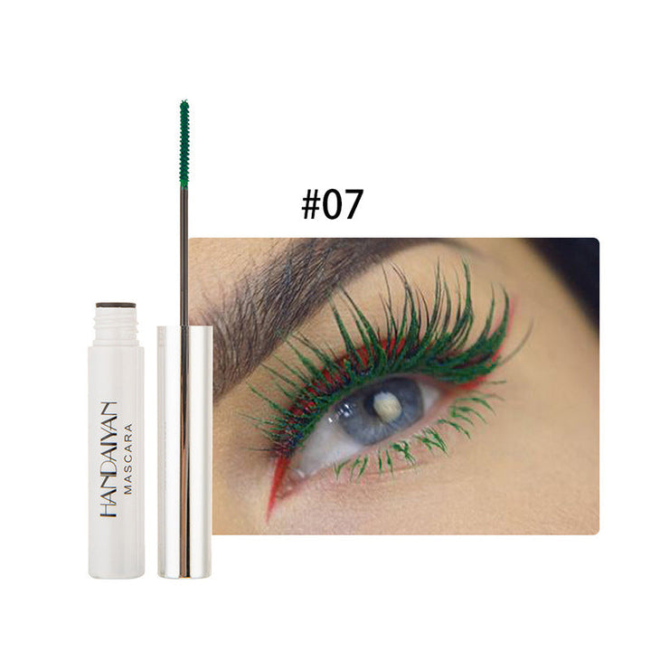 Nærbilde av øye med vibrerende fargerik mascara. Fremhever skjønnheten til vippene.