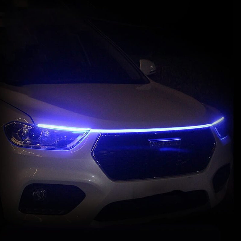 Moderne LED-stripe montert på bilpanser, forbedrer bilens front med stilig bilbelysning.