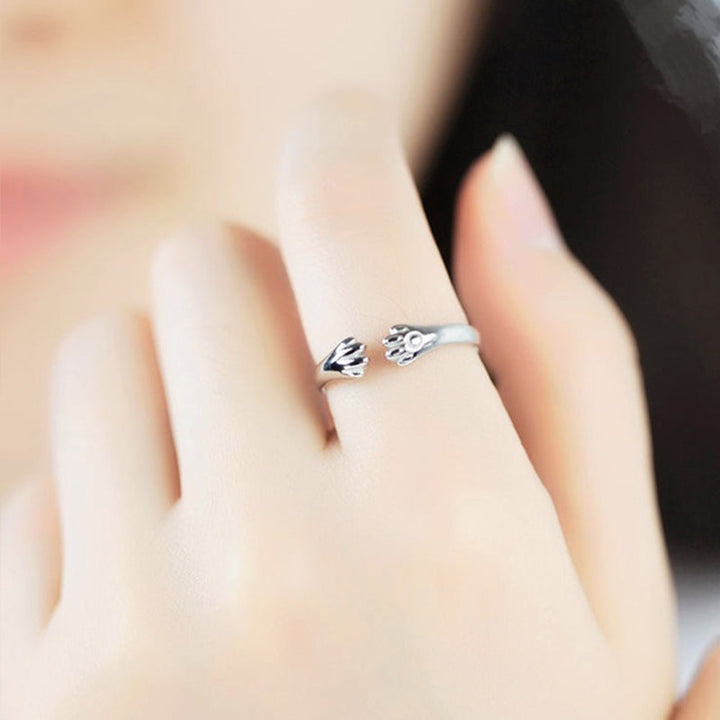 Elegant justerbar ring med dyrepote. Sølvfarget legering, perfekt som gave til dyrevenn.