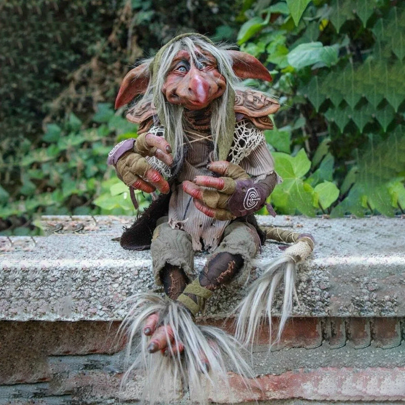 Unisex hage-goblin figur. Slitesterk harpiksdekor som gir hagen liv og beskyttelse.