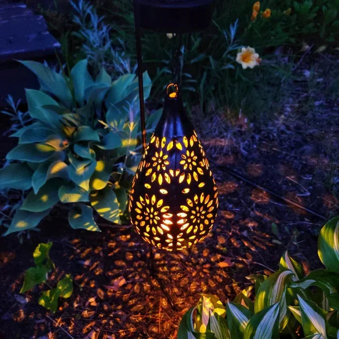 Solcelledrevet hagelampe med blomsterdesign. Dekorativ utebelysning som skaper magisk stemning i hagen.