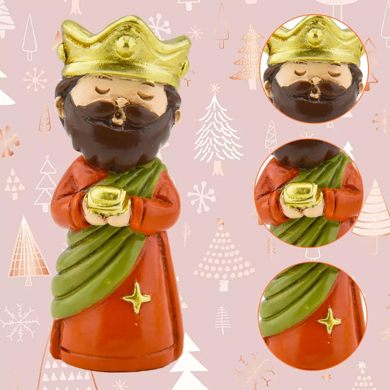 Barnas hånd åpner en luke på adventskalenderen, avslører en ny julekrybbefigur. Spennende julegave!