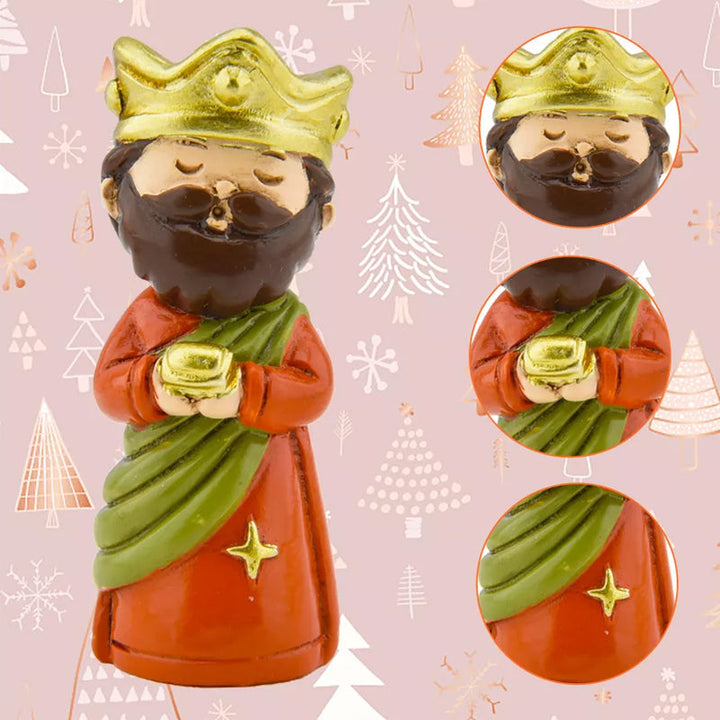 Barnas hånd åpner en luke på adventskalenderen, avslører en ny julekrybbefigur. Spennende julegave!