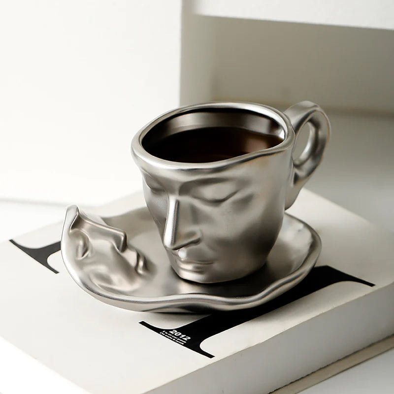 Moderne keramikk kopp for kaffe og te, med et særegent kyssende ansiktsdesign.