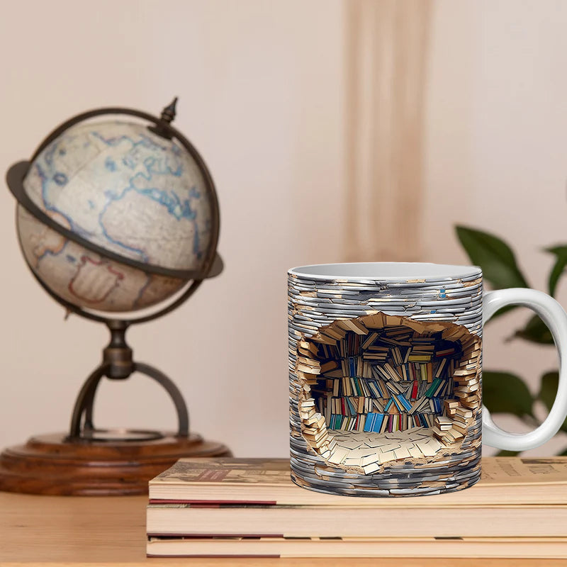 Krus med 3D bokhylle motiv. Perfekt for kaffe eller te, en flott gave til enhver bokelsker.
