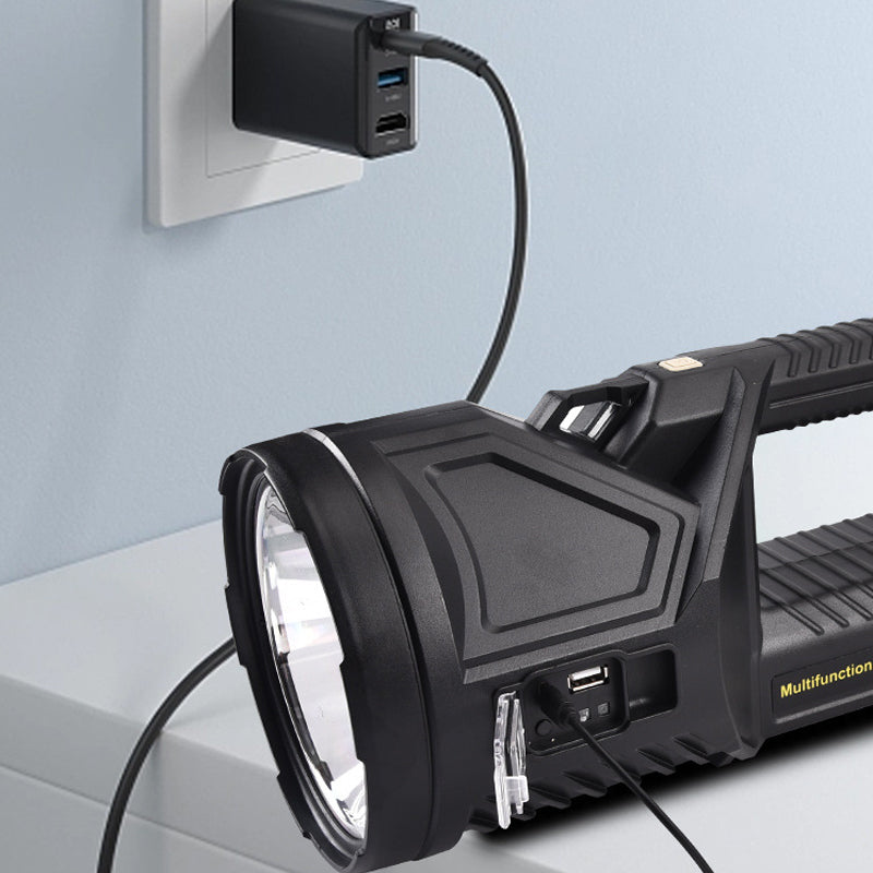 Ergonomisk LED-lommelykt holdt i hånden, klar for nattlig fottur eller nødsituasjon. Kraftig lys og solid grep.